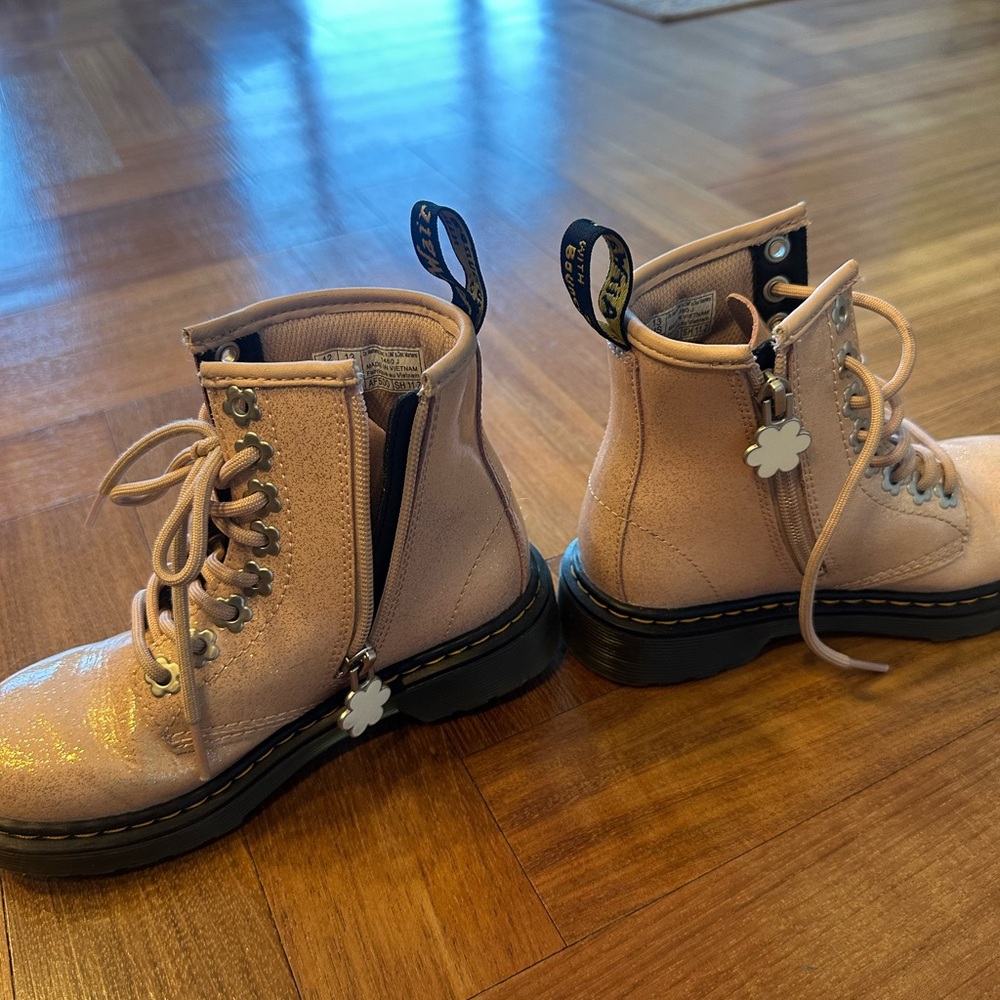 Dr. Martens Kids Boots in Powder Pink - Picture 4 of 7